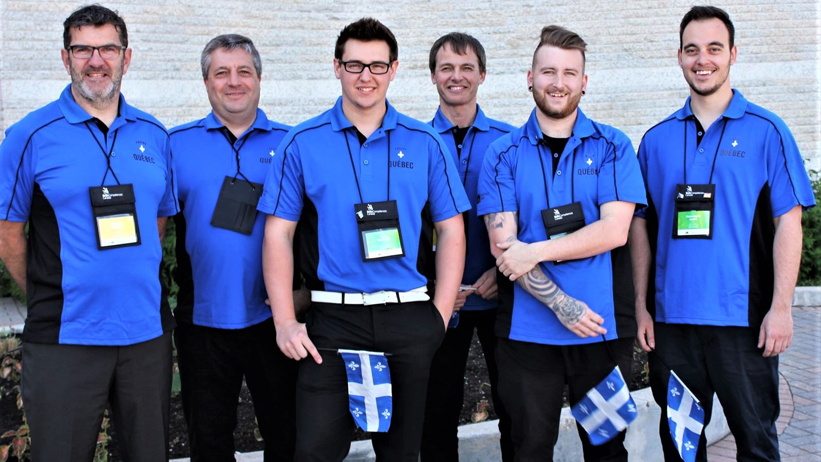 De gauche à droite : Stéphan Gagnon et Pascal Labranche (enseignants), Carl Perreault (Médaille d’argent en Électricité), Richard Nicole (enseignant), Vincent Veilleux (participant en Usinage sur MOCN) et Marc-André Audet, (Médaille d’argent en Techniques d’usinage).
