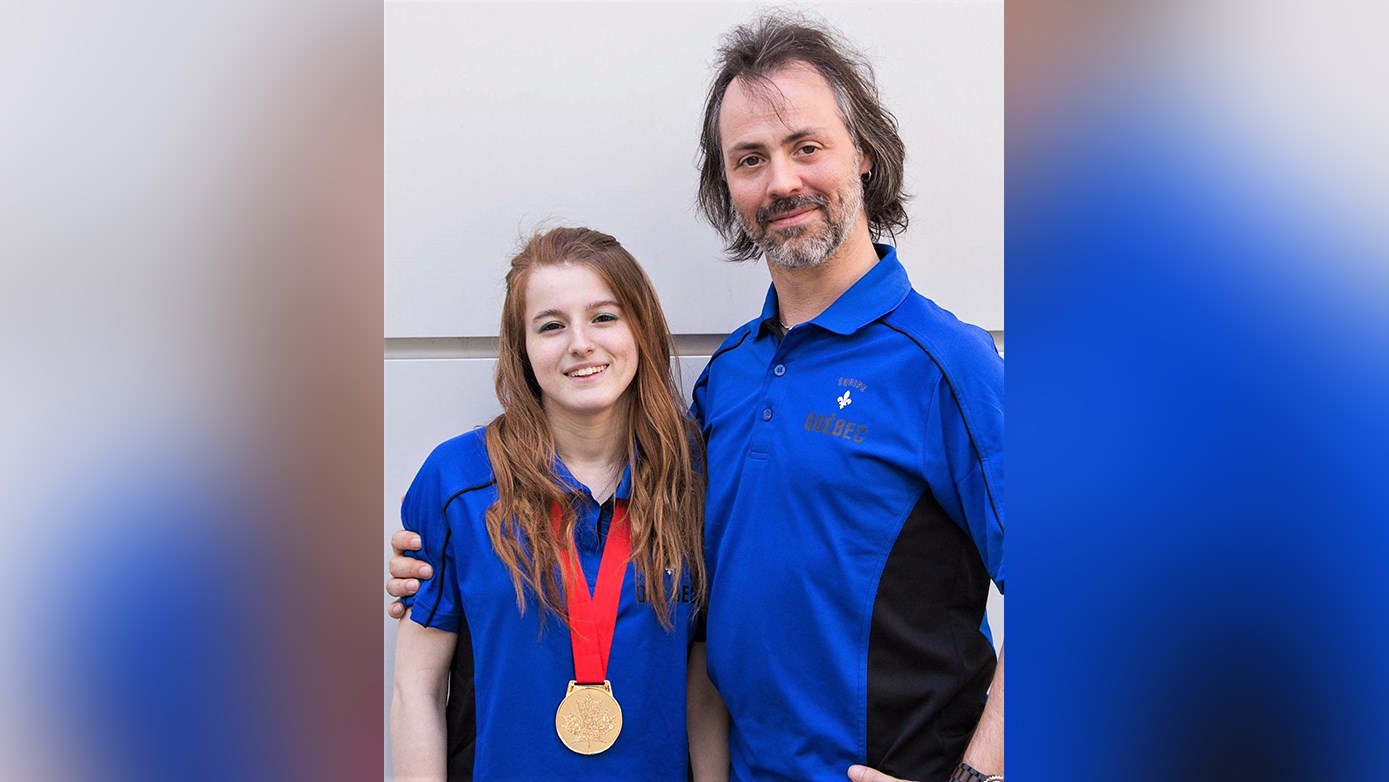 Mélinda Poulin, récipiendaire de la médaille d’or en Infographie, en compagnie de l’enseignant Kévin Lachance.