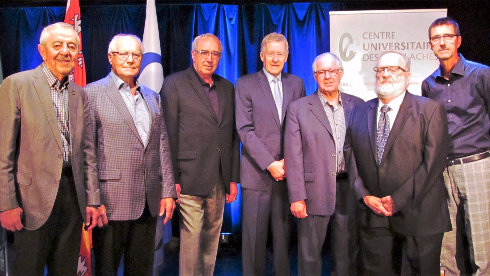 De gauche à droite : les bâtisseurs Édouard Thabet, Hervé Pomerleau, Jean-Guy Jacques, Gilles Bernier, Laval Bolduc, Roger Carette et Jacques Drouin fils.