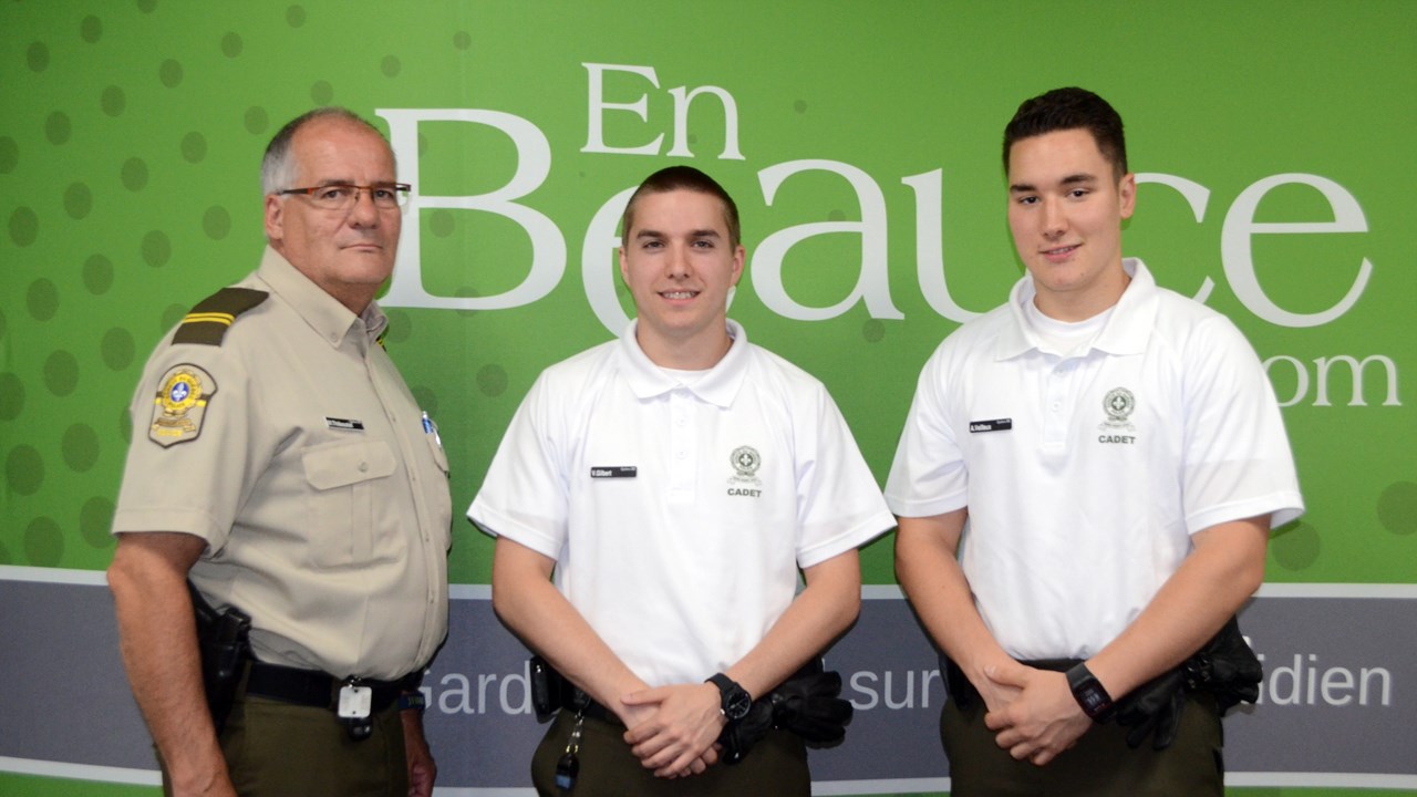 Le Sergent Mario Thiboutot (à gauche), accompagné des cadets Vincent Gilbert (au centre) et d'Antoine Veilleux (à droite).