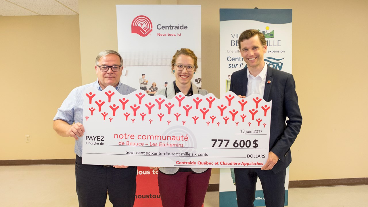 De gauche à droite, Luc Provençal, maire de Beauceville, Marianne Amar, directrice de l'Association communautaire La Fontaine et Bruno Marchand, président-directeur général de Centraide Québec et Chaudière-Appalaches.