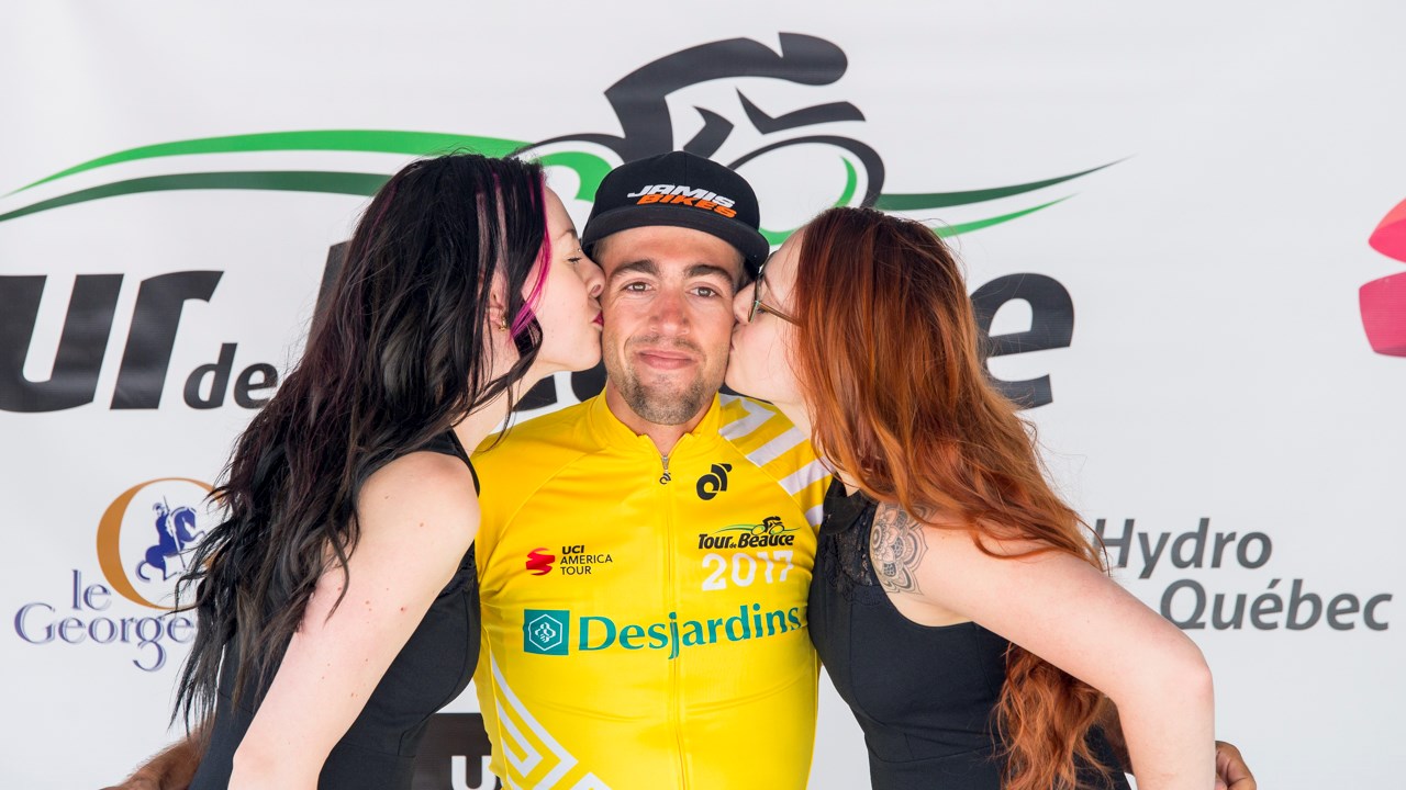 Le Québécois de 23 ans Émile Jean a reçu le maillot jaune à l'issue de la première étape. 