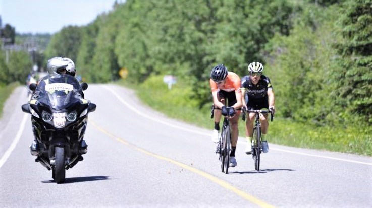 Les cyclistes portant les numéros 3 (Robin Carpenter) et 52 (Matteo Dal-Cin) étaient en échappée à 3 minutes d'avance sur le reste du peloton lorsqu'il ne restait plus que 10 kilomètres à parcourir avant l'arrivée au sommet du Parc national du Mont-Mégantic.