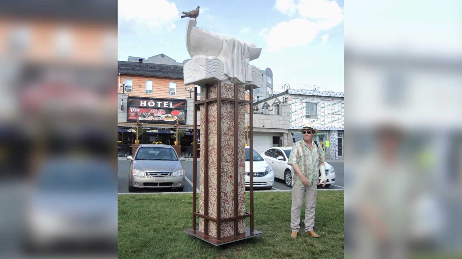 Le sculpteur français Bachir Hadji, originaire de Lyon, présentant son oeuvre « Voyage vers le large » à Saint-Georges.