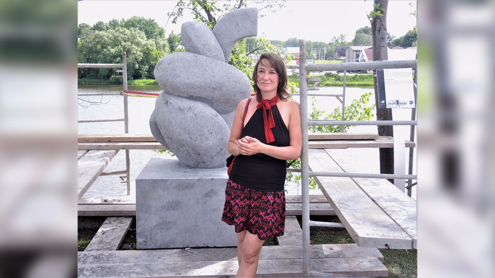 La sculpteure autrichienne Katharina Mörth, originaire de Vienne, présentant son oeuvre « Illusion » à Saint-Georges.