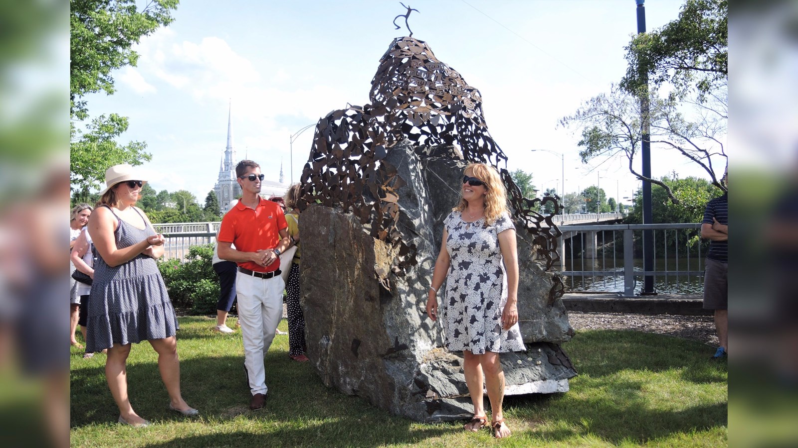 La sculpteure belge Brigitte Danse, présentant son œuvre intitulée « Imbrication essentielle » à Saint-Georges.