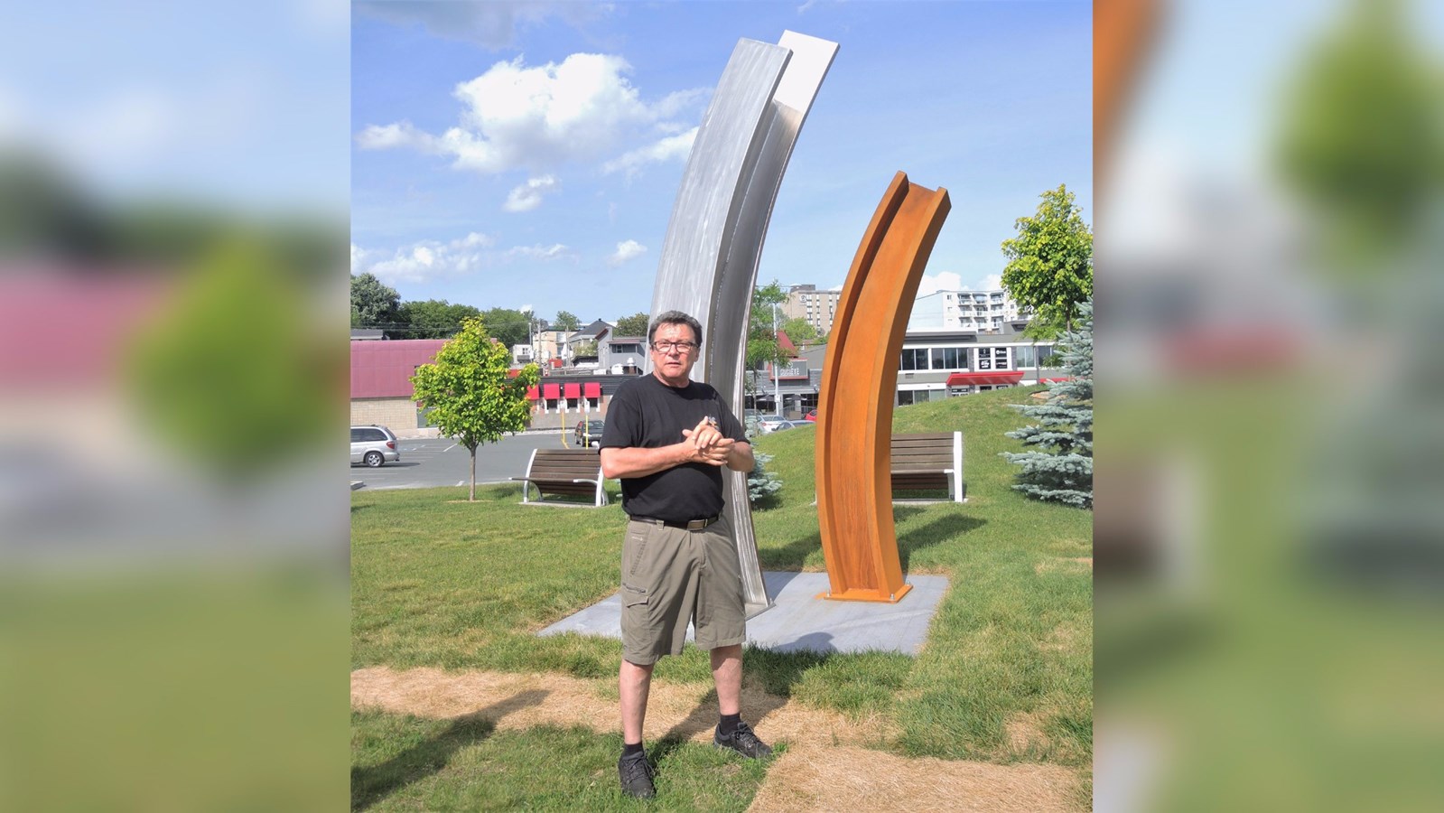 Le sculpteur québécois Claude Millette, originaire de Saint-Bernard-de-Michaudville, présentant son oeuvre « Battitures » à Saint-Georges.