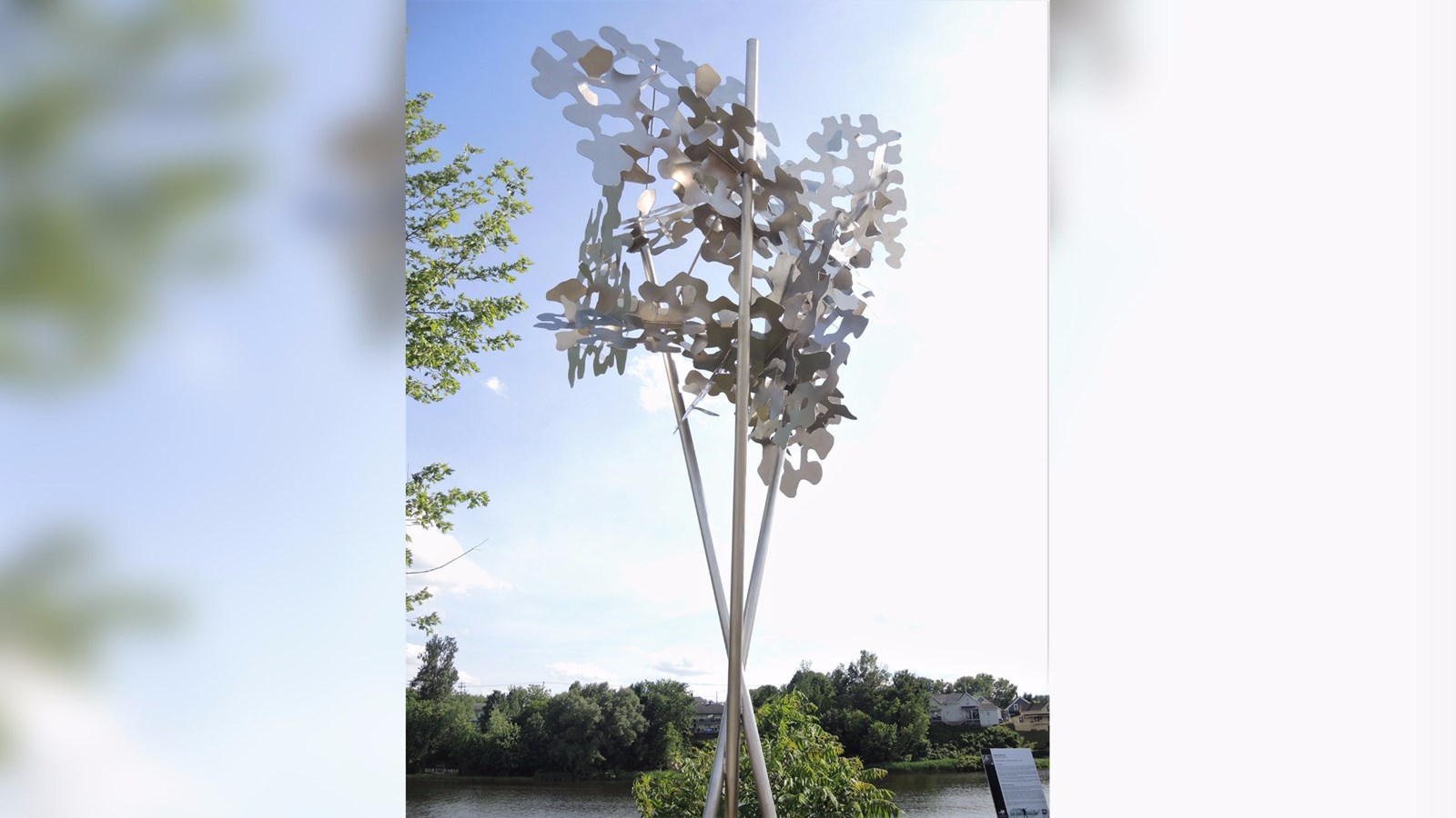 L'oeuvre « Interstice, ouvre-toi ! », réalisée par la sculpteure québécoise Julie Savard, originaire de Québec.