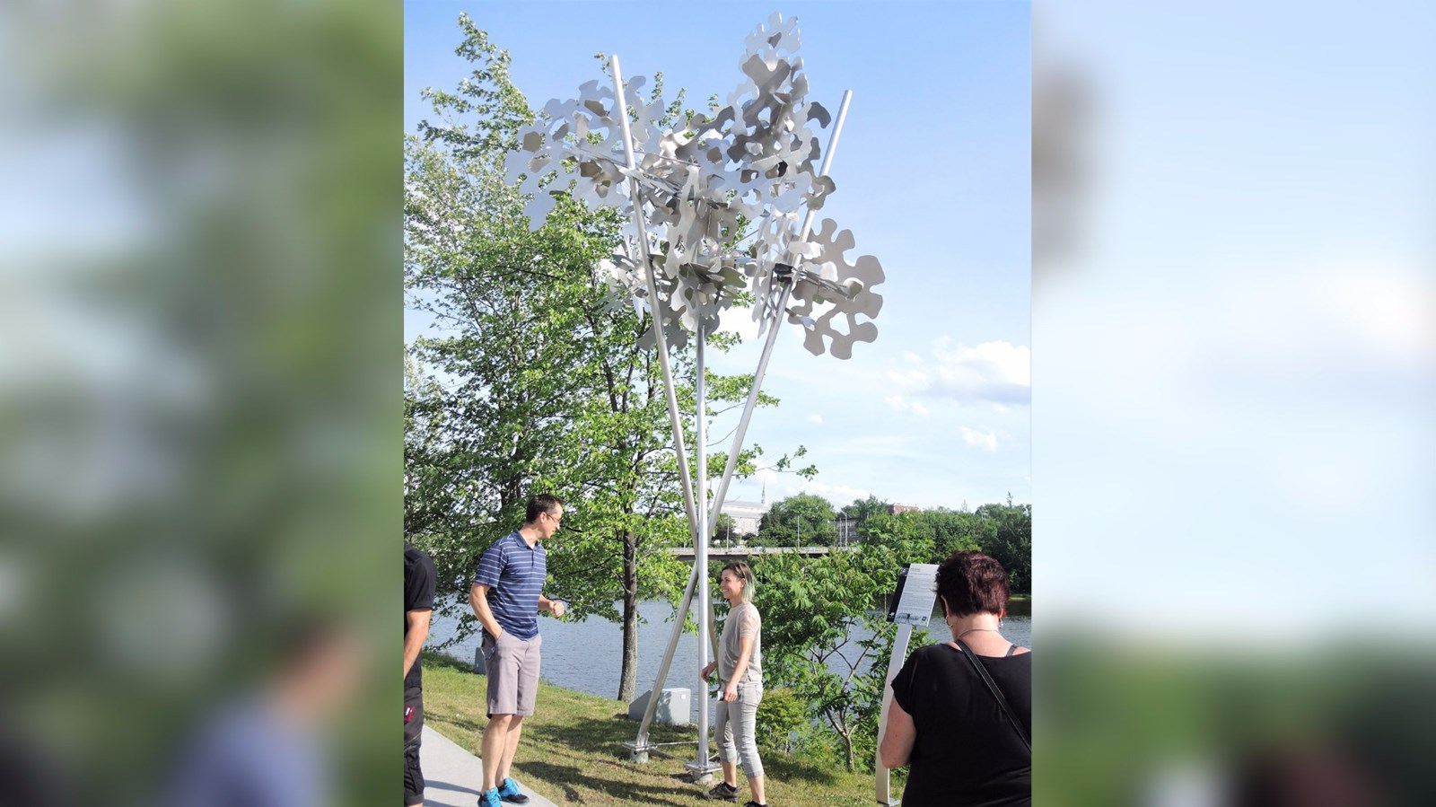 La sculpteure québécoise Julie Savard, originaire de Québec, présentant son oeuvre « Interstice, ouvre-toi ! » à Saint-Georges.