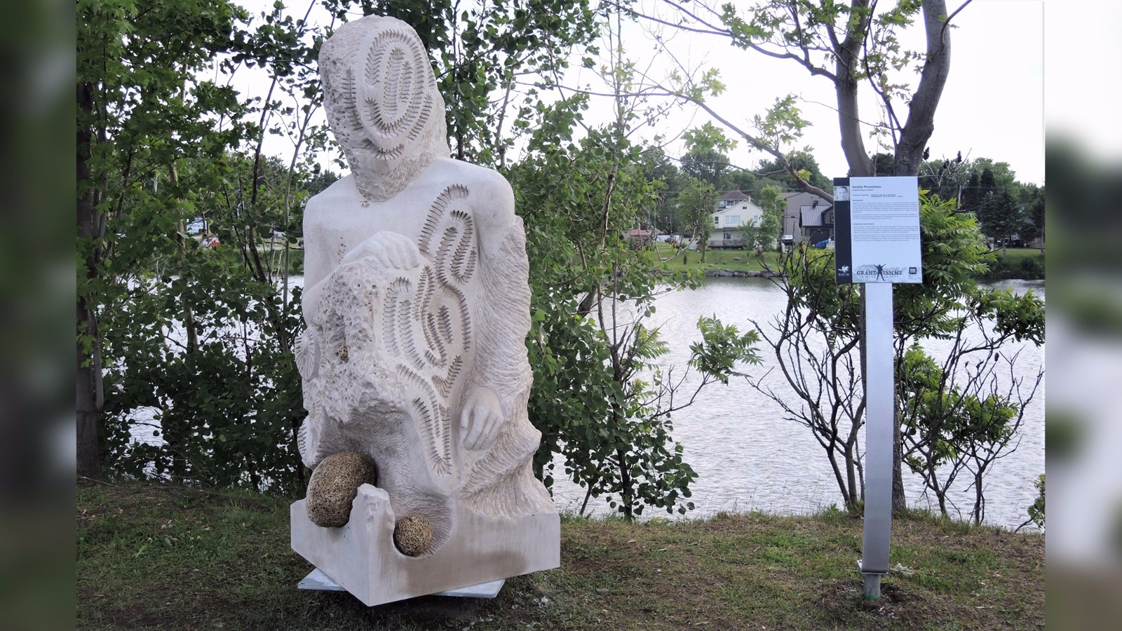 L'œuvre « Sous le ciel de la Beauce, hommage à celui qui sort », réalisée par  la sculpteure Amélie Pomerleau, originaire de Magog.