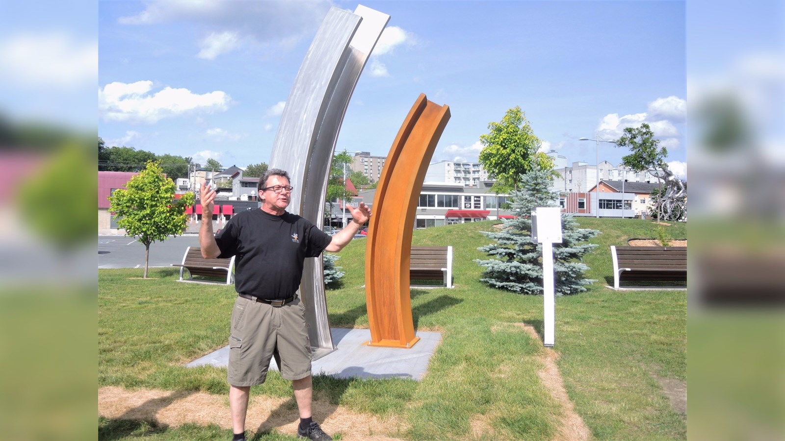 Le sculpteur québécois Claude Millette, originaire de Saint-Bernard-de-Michaudville, présentant son oeuvre « Battitures » à Saint-Georges.