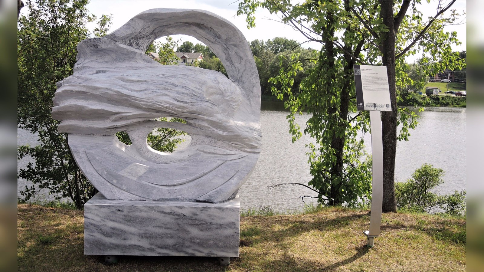 L'œuvre « Brise de la ville », réalisée par le sculpteur arménien Hayk Tokmajyan, originaire d’Erevan, en Arménie.