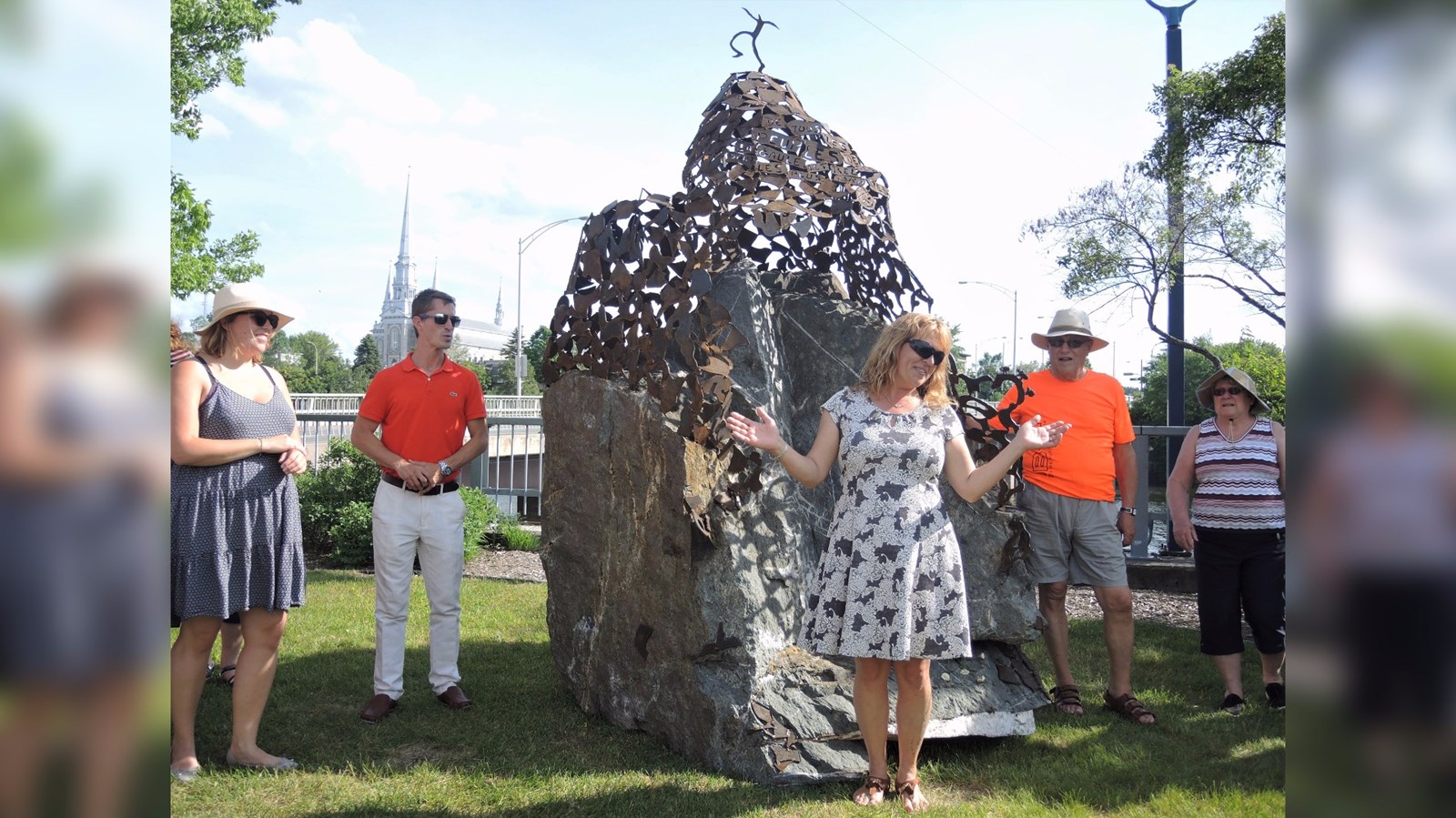 La sculpteure belge Brigitte Danse, présentant son œuvre intitulée « Imbrication essentielle » à Saint-Georges.