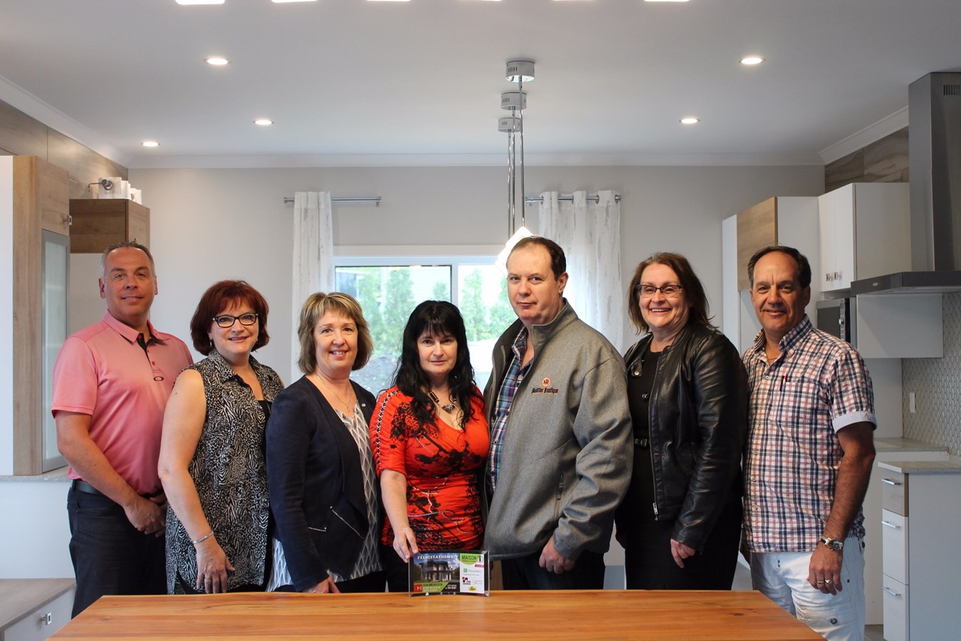Jean-Pierre Binet (Impression GP), Nicole Jacques (Moisson Beauce), Johanne Bouchard (Desjardins du Sud de la Chaudière), Priscille Grenier (la gagnante), Daniel Lachance, Hélène Rodrigue (vice-présidente de La Fondation Moisson Beauce), René Jacques (Impressions GP).