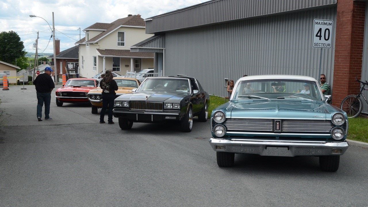 Une centaines de voitures anciennes rassemblées à Saint-Victor