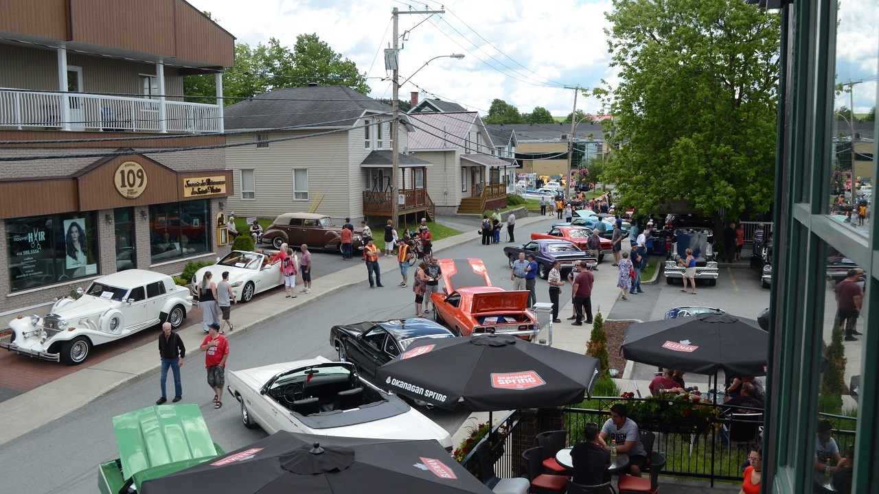 Une centaines de voitures anciennes rassemblées à Saint-Victor
