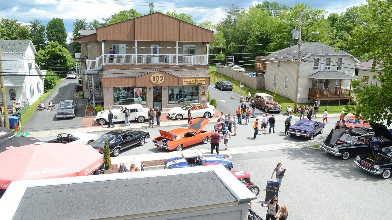 Une centaines de voitures anciennes rassemblées à Saint-Victor