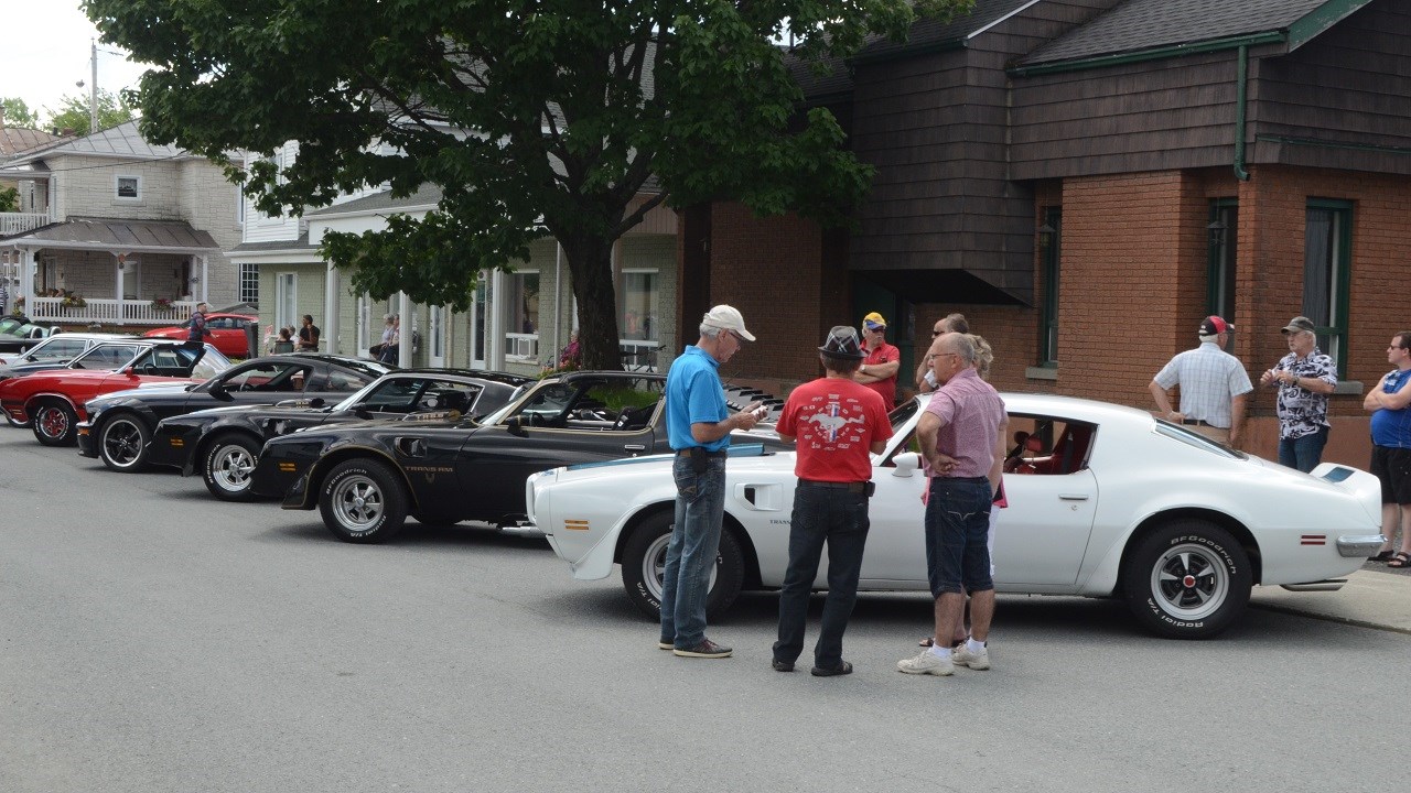 Une centaines de voitures anciennes rassemblées à Saint-Victor