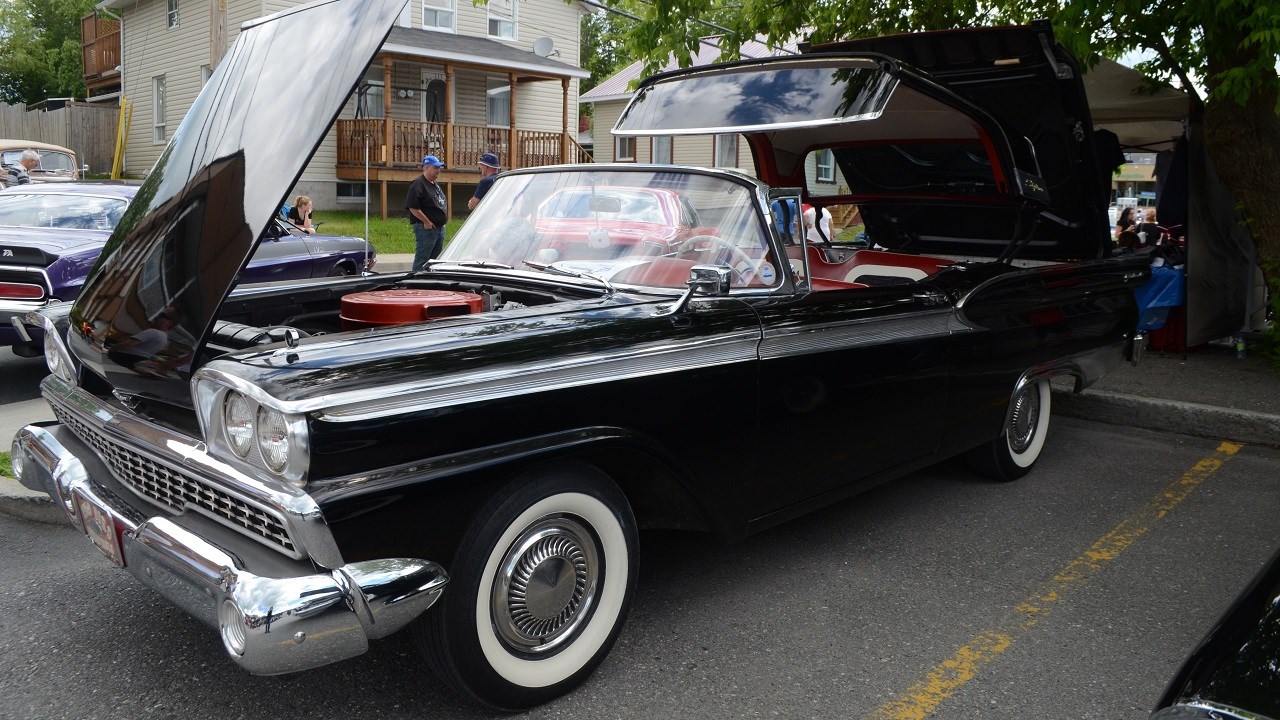 Une centaines de voitures anciennes rassemblées à Saint-Victor