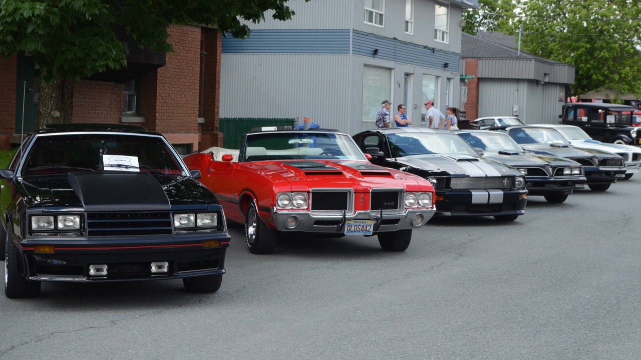 Une centaines de voitures anciennes rassemblées à Saint-Victor