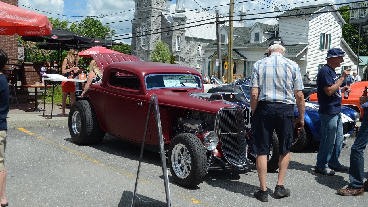 Une centaines de voitures anciennes rassemblées à Saint-Victor