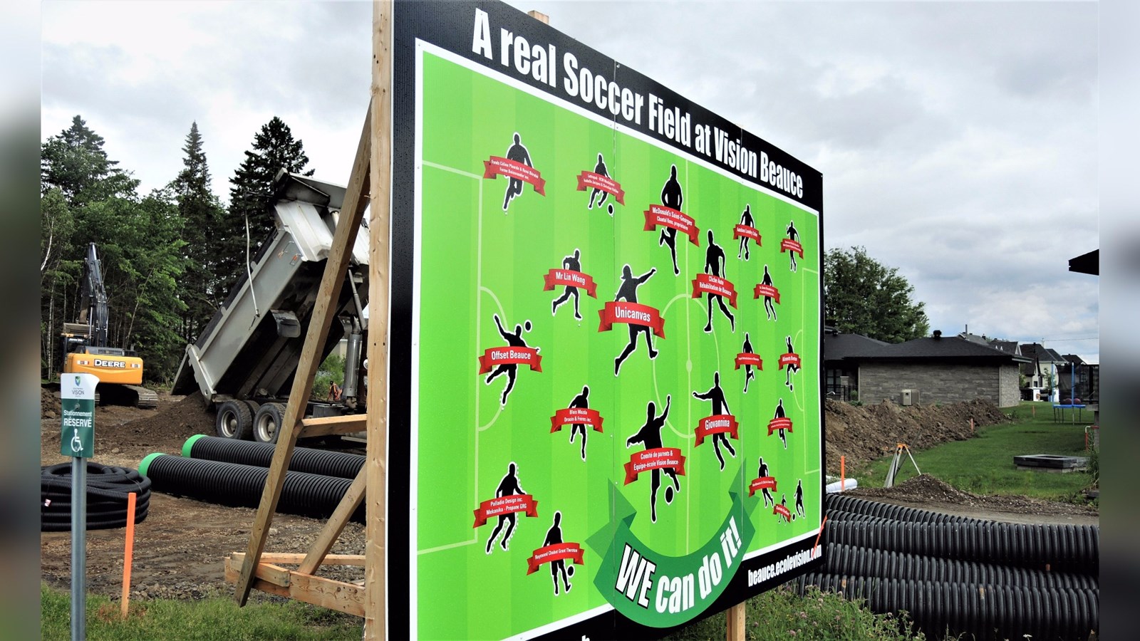 L'équipe de l'école Vision Beauce de Sainte-Marie souhaite faire le botté d'envoi pour inaugurer son nouveau terrain de soccer synthétique lors du lundi 28 août 2017.