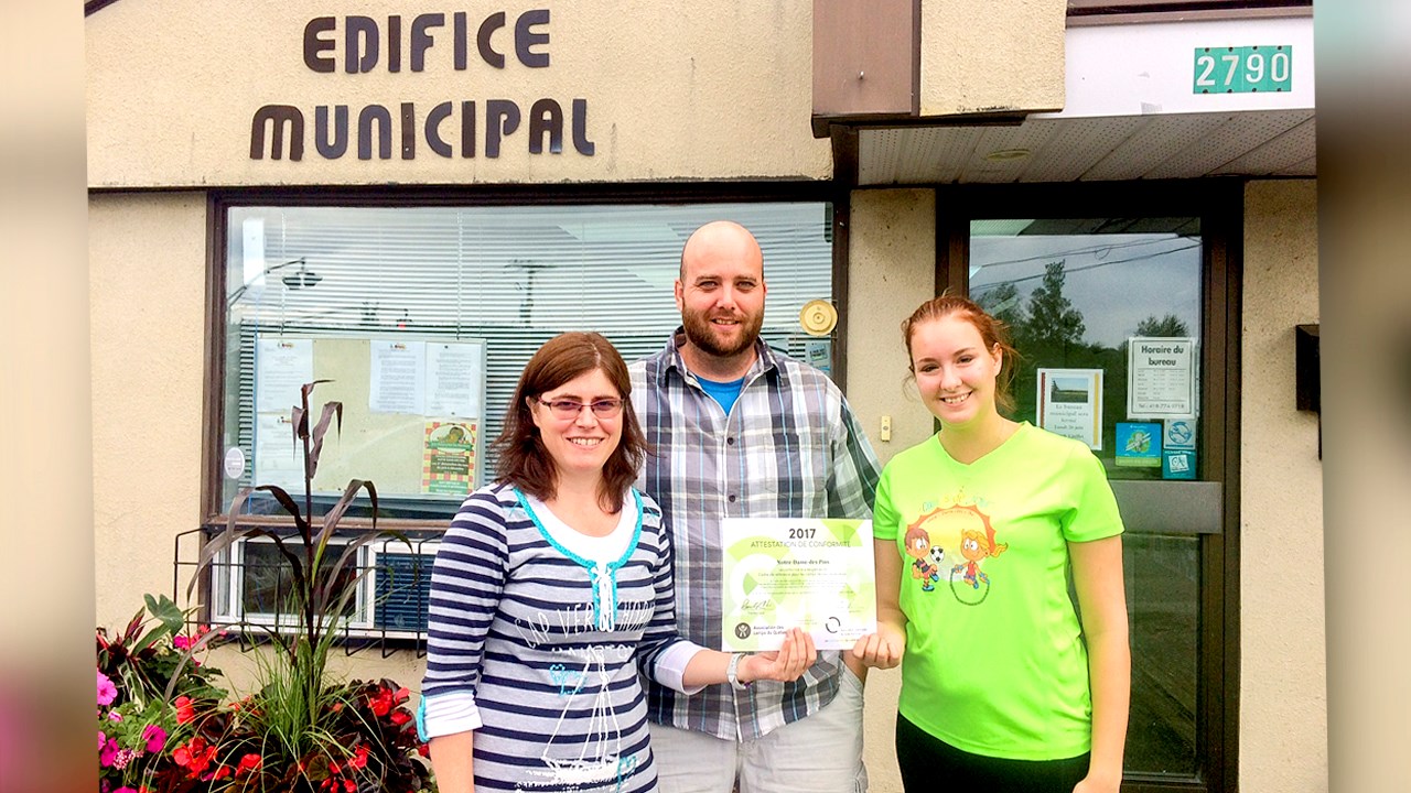 De gauche à droite, Dominique Lamarre, directrice générale, Dominic Veilleux, technicien en loisirs et Sarah
Bolduc, coordonnatrice du camp de jour de Notre-Dame-des-Pins, fiers
d'exhiber leur certification de l'Association des camps du Québec.