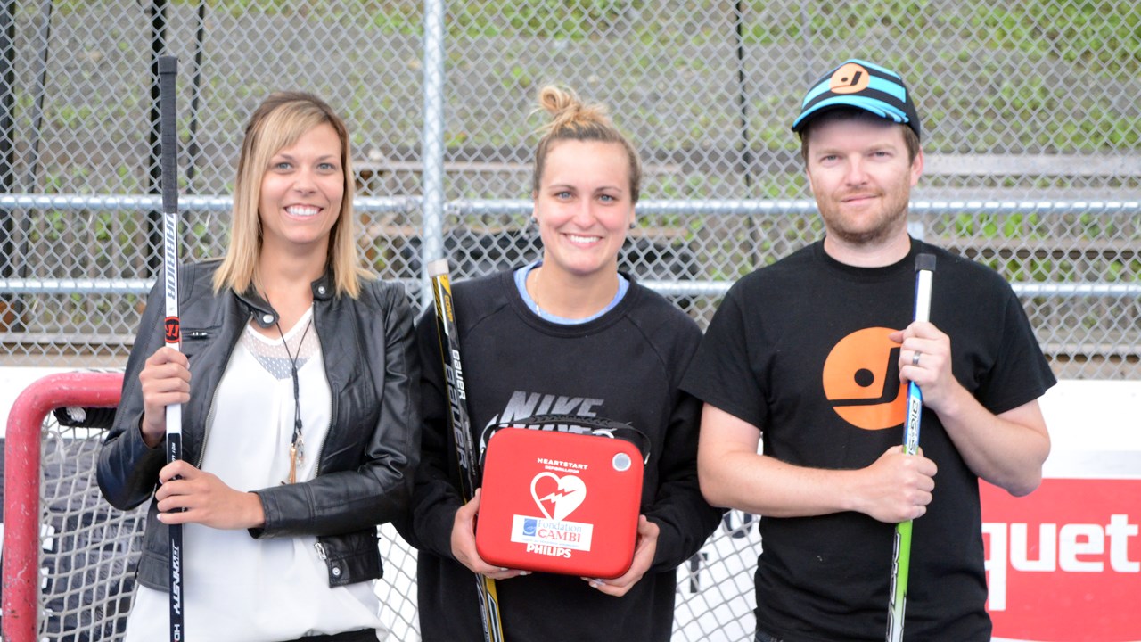 Cambi remet un défibrillateur au Dekhockey de Saint-Georges