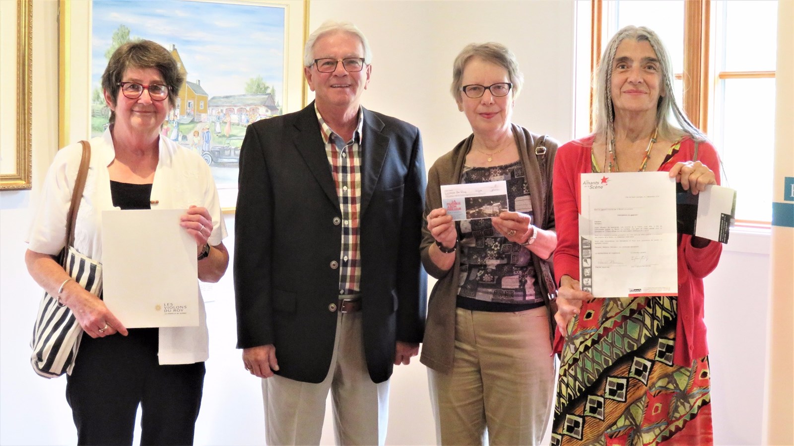 Eddy Lecours, président du conseil d'administration du Moulin La Lorraine, entouré de quelques gagnantes : France Tanguay, Claudette Mathieu et Tallis Michaud.