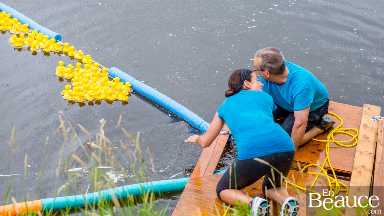 Près de 4 000 canards ont pris part à la course du Club de natation régional de Beauce 