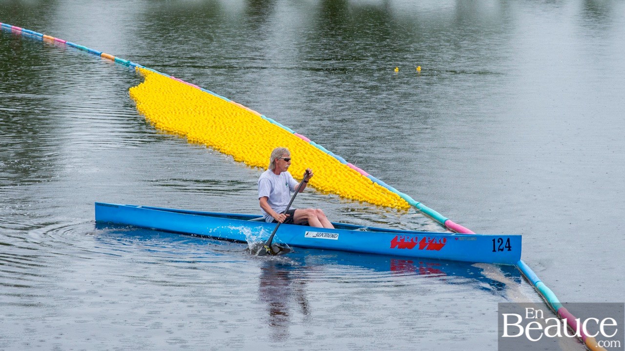 Près de 4 000 canards ont pris part à la course du Club de natation régional de Beauce 