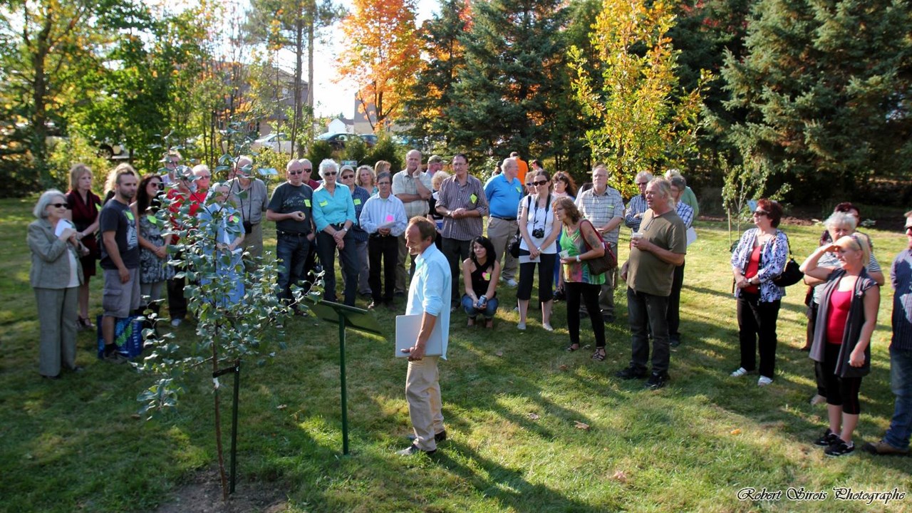 Inauguration de trois plaques commémoratives au parc « Un arbre un livre » de Saint-Frédéric
