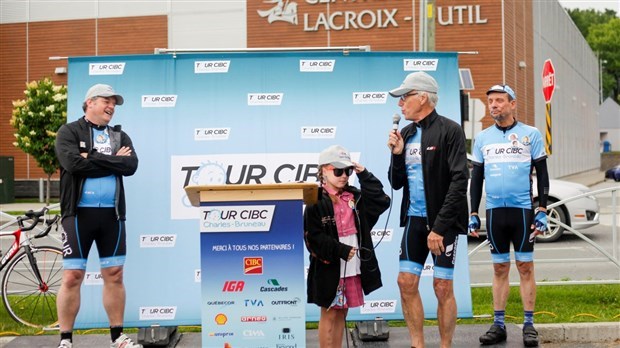 Le départ de la 22e édition du Tour CIBC Charles-Bruneau s'est donné devant le Centre sportif Lacroix-Dutil à Saint-Georges lors du mardi 4 juillet 2017.