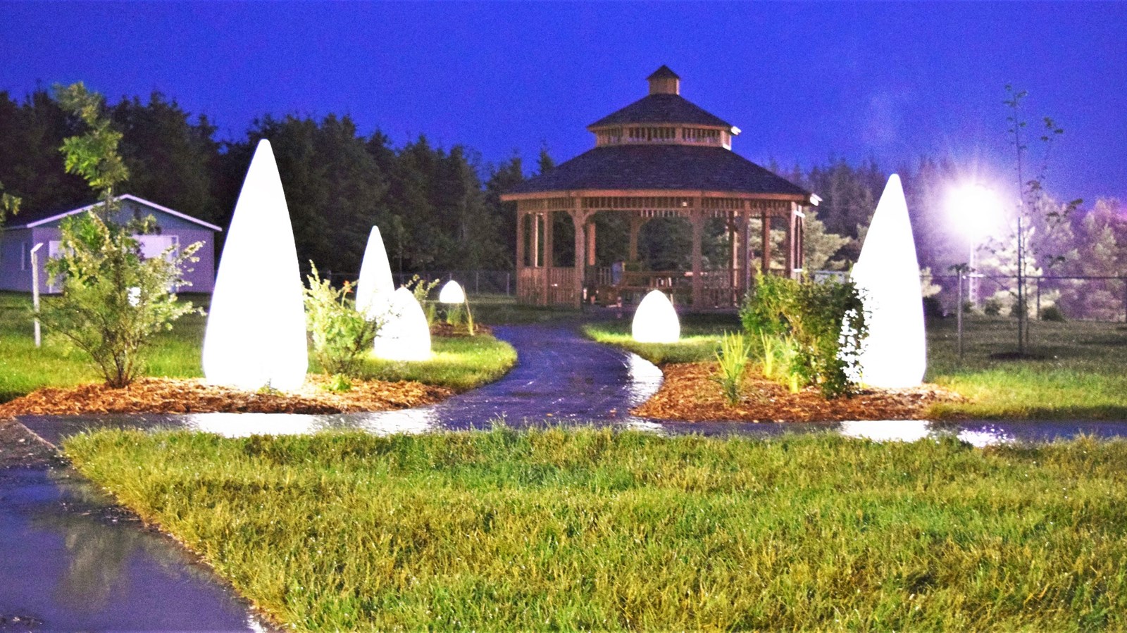 Le nouveau parc de Saint-Zacharie offre une belle ambiance de jour comme de nuit pour la plaisir des zacharois.