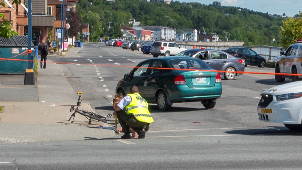 Une collision entre un vélo et une automobile est survenue au coin de la 118e Rue et de la Promenade Redmond à Saint-Georges vers 15 h le mardi 25 juillet 2017.