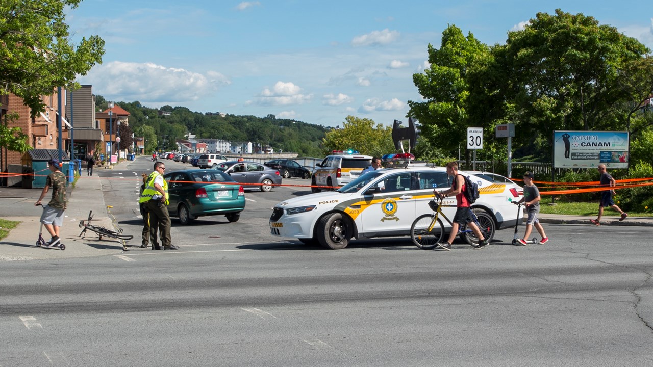 Une collision entre un vélo et une automobile est survenue au coin de la 118e Rue et de la Promenade Redmond à Saint-Georges vers 15 h le mardi 25 juillet 2017.