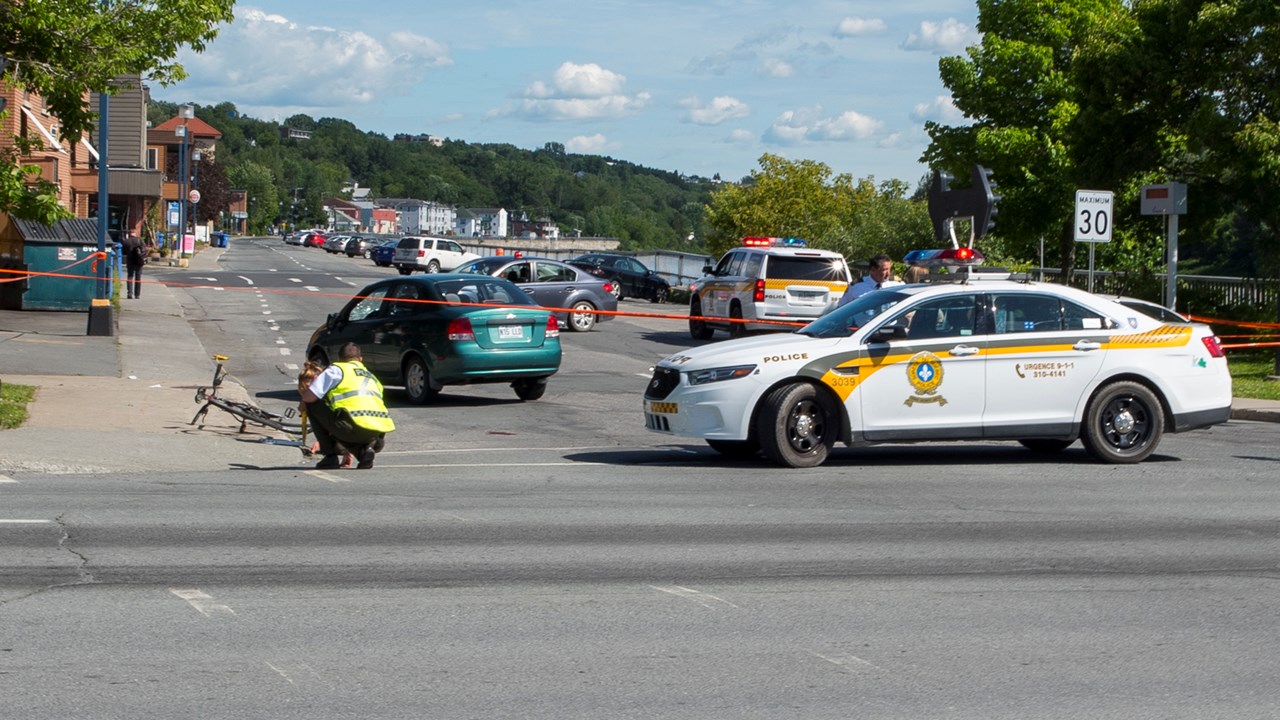 Une collision entre un vélo et une automobile est survenue au coin de la 118e Rue et de la Promenade Redmond à Saint-Georges vers 15 h le mardi 25 juillet 2017.