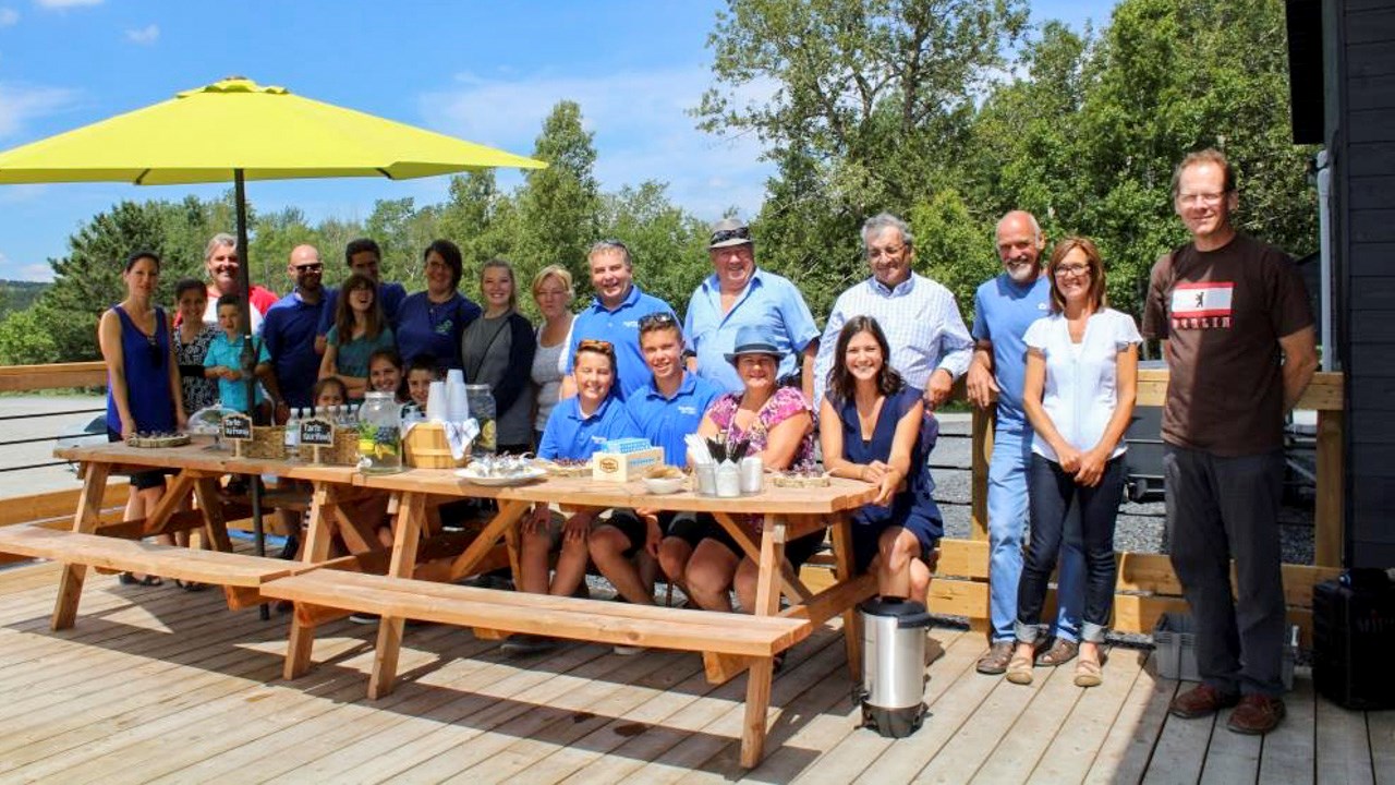 Plusieurs producteurs de bleuets de la région et leur famille étaient sur place.