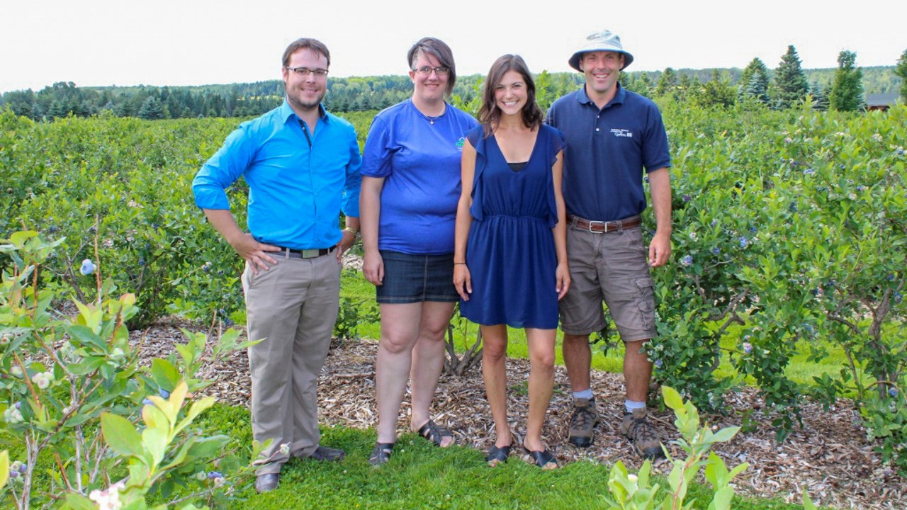 De gauche à droite, Marc-Antoine Parent (agent à la commercialisation à la Fédération de l’UPA de la Chaudière-Appalaches), Isabelle Gagnon (secrétaire du Regroupement des bleuetières de la Chaudière-Appalaches), Annie Marcoux (copropriétaire de la Bleuetière Marland) et Christian Lacroix (agronome et conseiller en horticulture à la Direction régionale de la Chaudière-Appalaches du Ministère de l’Agriculture, des Pêcheries et de l’Alimentation).