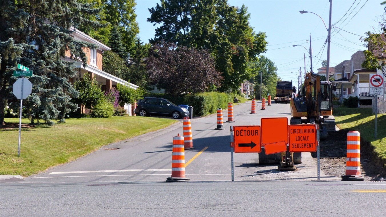 Des travaux de réfection de trottoirs forcent la fermeture de la voie en direction est sur la 126e Rue entre le boulevard Lacroix et la 10e Avenue à Saint-Georges.