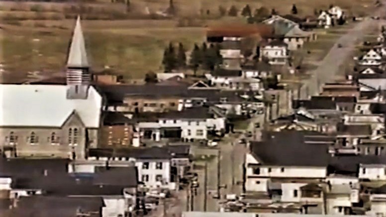 Dans cette capsule d'Hier à aujourd'hui avec Normand DeLessard, Normand présente un reportage sur trois personnes qui ont marqué l'histoire de La Guadeloupe en 1985, soit Gary Coopola, Raymond Gilbert et Émilien Boulanger.