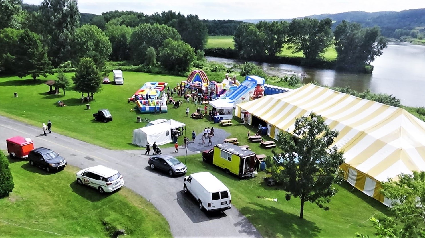 La 9e édition de La fête au Vieux pont de Notre-Dame-des-Pins se déroule du 11 au 13 août 2017, tout près du pont couvert de la municipalité.