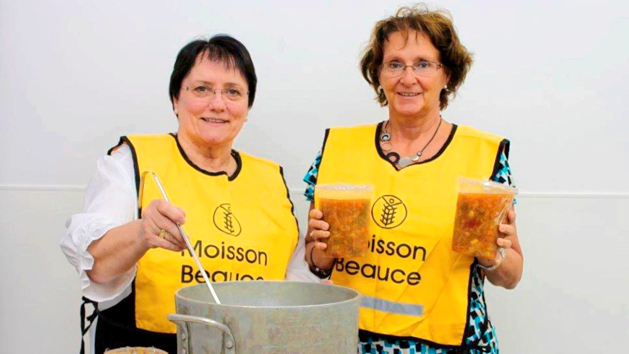 L'année dernière, la soupe populaire avait récolté près de 500 $. Sur la photo, de gauche à droite, Diane Martineau et Claire Morissette, de Moisson Beauce. 