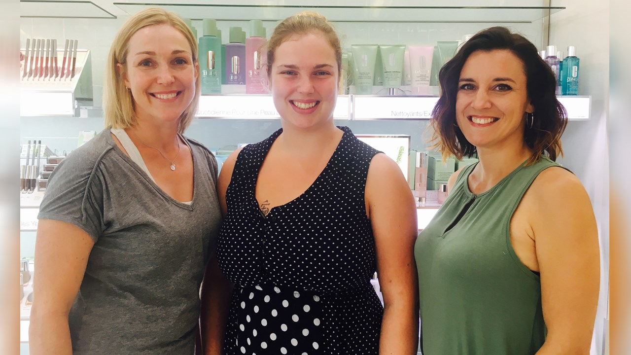 Léony Hébert entourée d'Émilie Chouinard et de Claude Roy, qui possèdent la pharmacie Jean Coutu, situé sur le boulevard Vachon