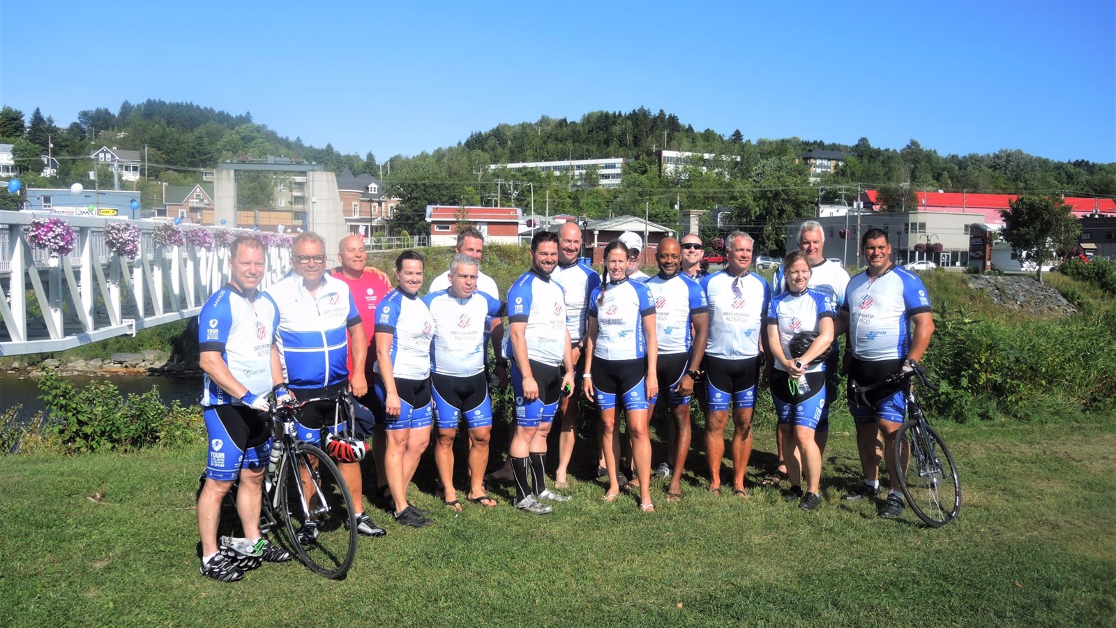 Les agents du Service de Police de la Ville de Montréal lors de leur arrivée sur l'Île Ronde à Beauceville le 17 août 2017.