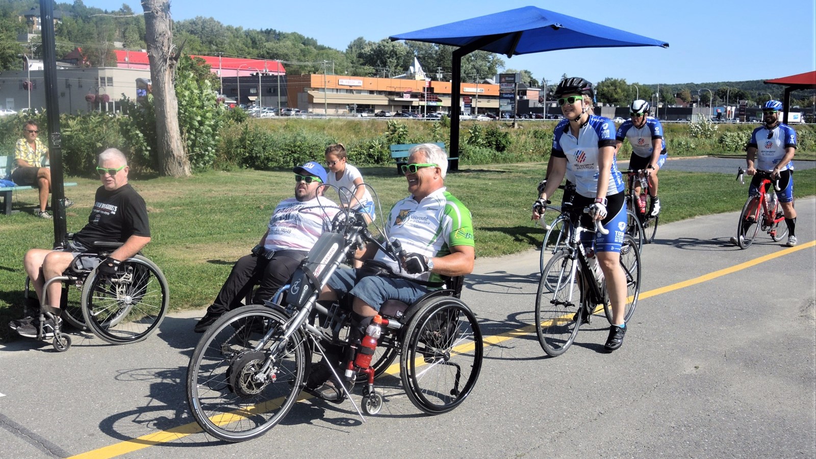 Les athlètes du Défi sportif AlterGo ont pu réaliser un tour de piste sur l'Île Ronde de Beauceville en compagnie des agents du Service de Police de la Ville de Montréal.