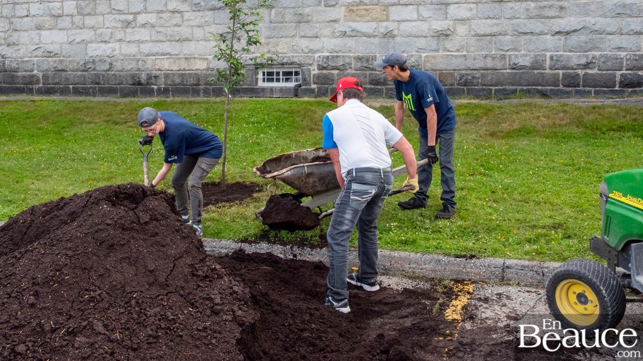 Petits et grands mettent la main à la terre pour embellir Saint-Éphrem 