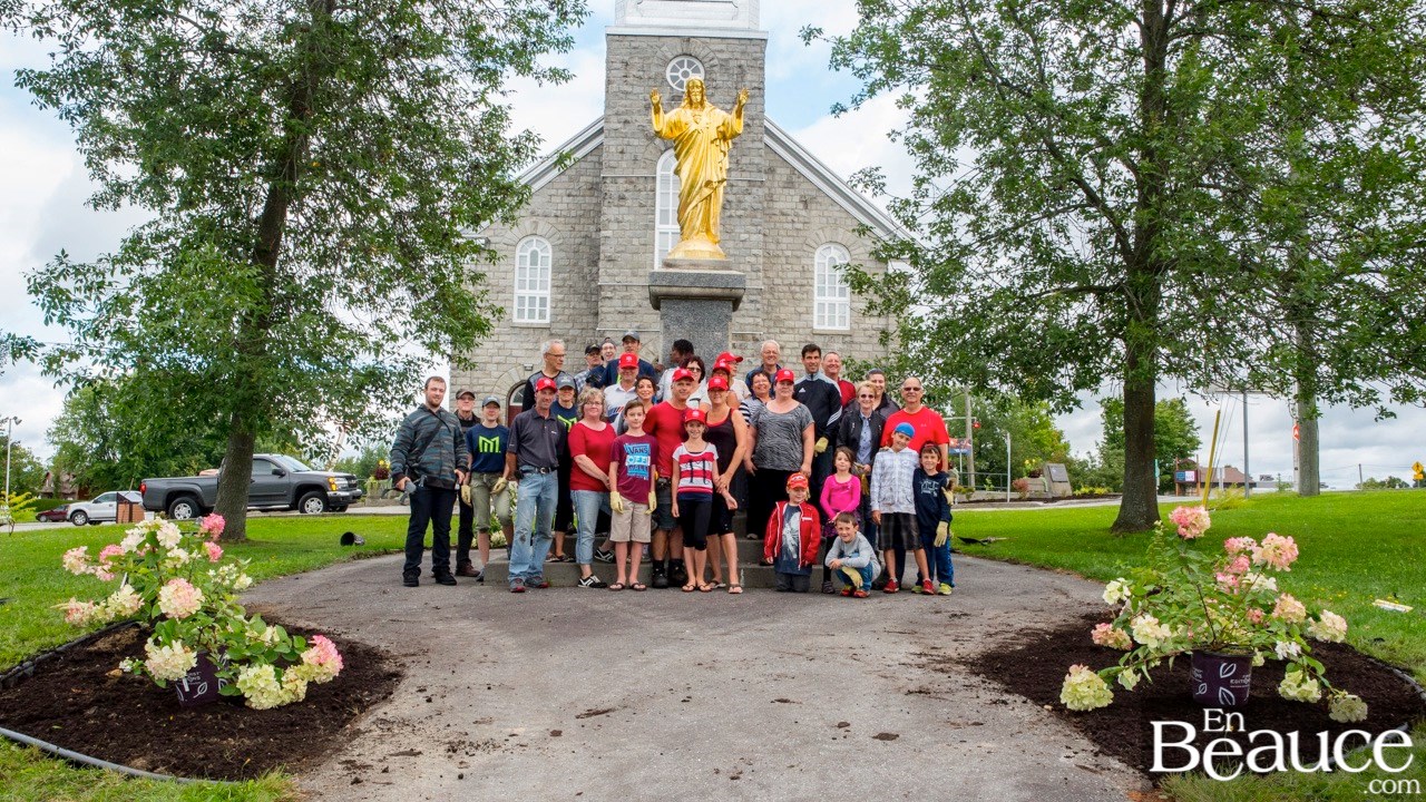 Petits et grands mettent la main à la terre pour embellir Saint-Éphrem 
