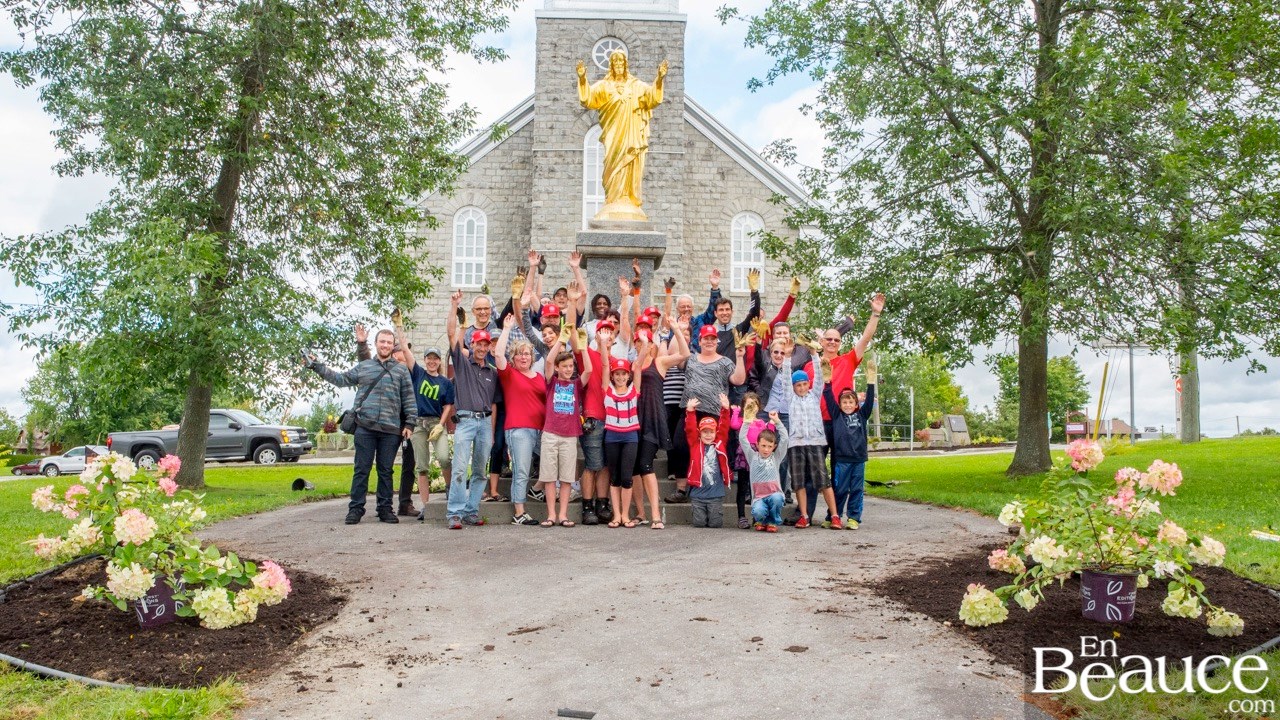 Petits et grands mettent la main à la terre pour embellir Saint-Éphrem 