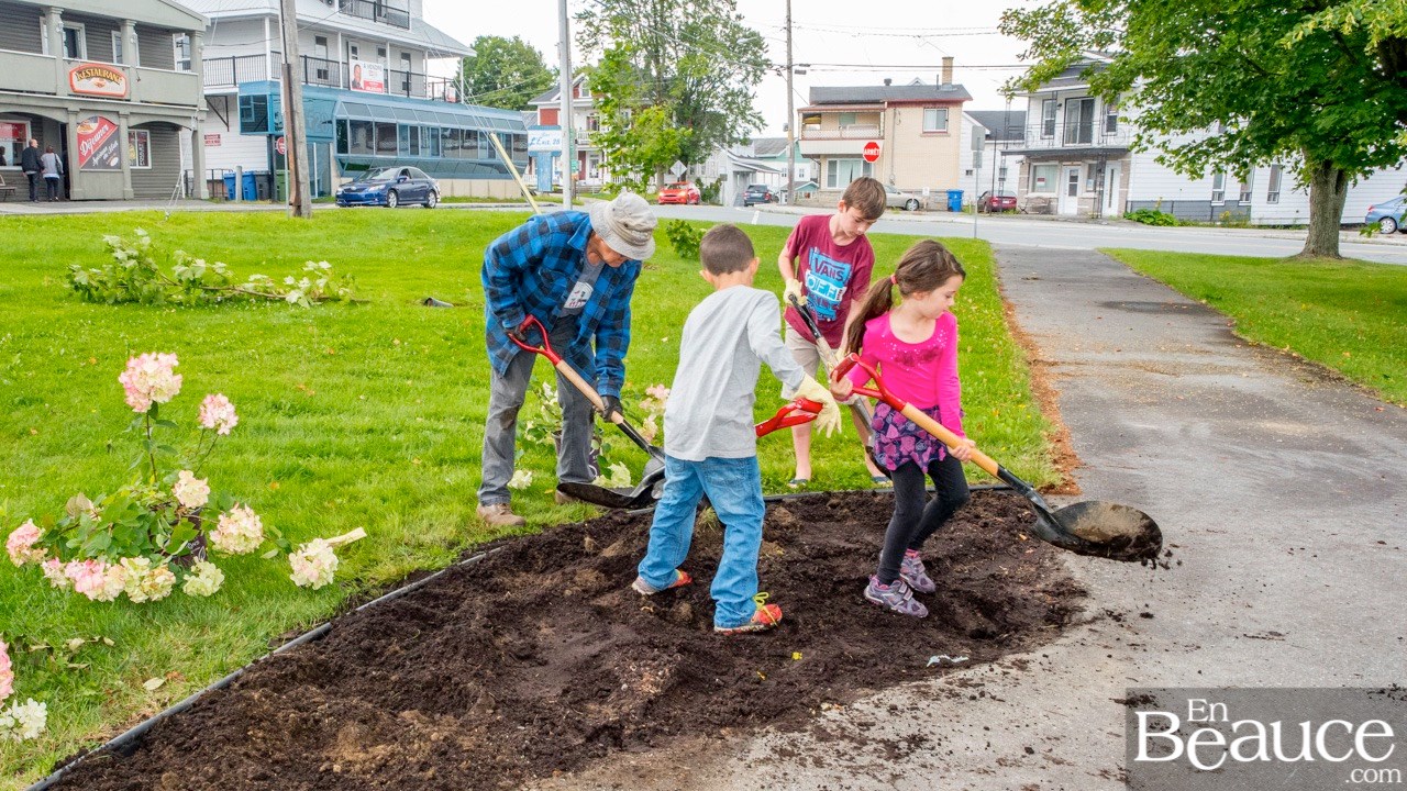Petits et grands mettent la main à la terre pour embellir Saint-Éphrem 